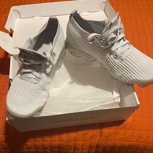Women Nike Vapormax size 9 1/2. Excellent condition.
